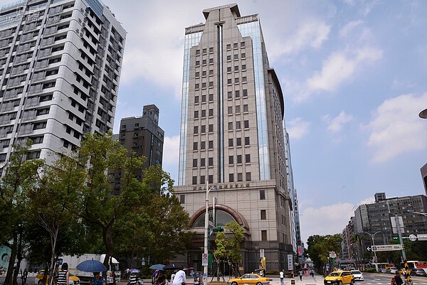 仲量聯行公告,正式接受新光人壽委託標售北市「曼哈頓世貿大樓」,預計底價90億元,已有逾10組國、內外投資人洽詢。(好房網News記者 陳韋帆/攝影)