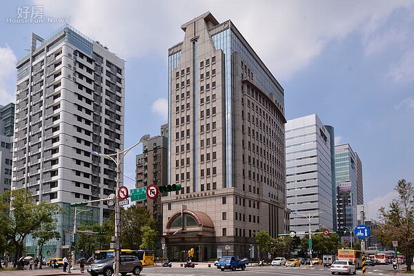 仲量聯行公告,正式接受新光人壽委託標售北市「曼哈頓世貿大樓」,預計底價90億元,已有逾10組國、內外投資人洽詢。(好房網News記者 陳韋帆/攝影)