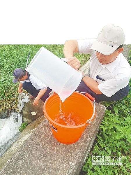 阿公店溪礫間淨水場連日排放黑水,遭居民質疑排汙水,環保局初步檢測水質沒發現異常,但已採樣將進一步送驗。(郭韋綺攝)