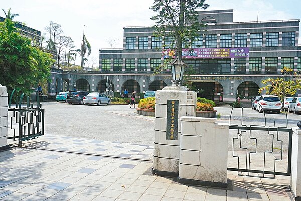 張美鳳表示,蘭陽女中創校於日治時期,是女性相關景點,過去女性公學校畢業後,繼續升學機會不多,蘭女創立後女性升學率倍增,可以接受高等教育,具有歷史意義,目前除了校門口(圖)與傳達室被列為縣定古蹟保留至今外,其餘校舍幾乎都已經改建。 林縉明攝