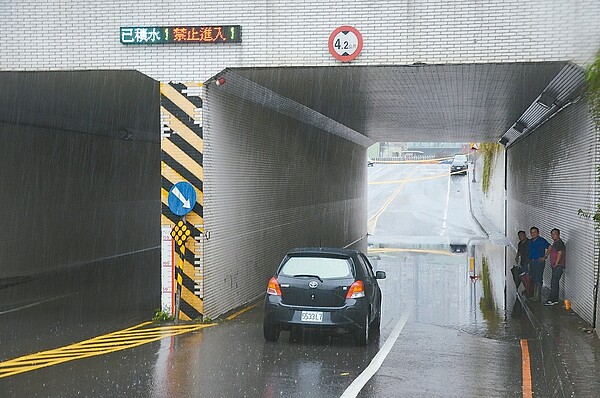 基隆市七堵堵南1-1地下道上周颱風侵襲才淹，昨天一場大雨又淹水，再度封閉，駕駛大嘆不便。 記者游明煌／攝影