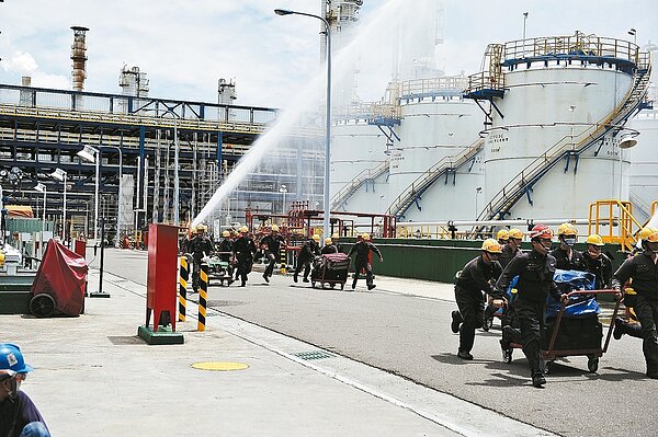 台塑六輕昨天舉辦台化芳香烴3廠毒化物災害應變搶救演練,過程逼真。 記者姜宜菁/攝影