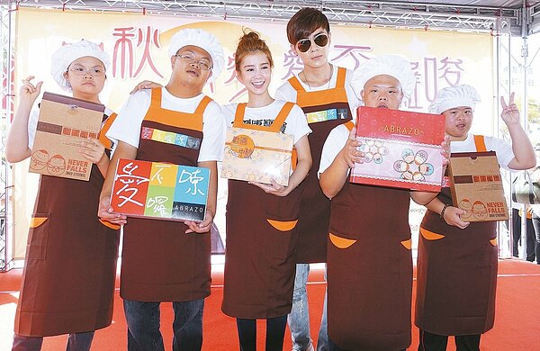 中華民國唐氏症基金會邀得藝人李佳穎(左三)、唐禹哲(右三)當公益大使。 記者楊濡嘉/攝影