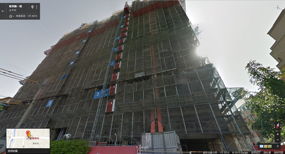 民眾控訴,建築防塵網一拆掉後,發現白色外觀全部都成了土黃色。(翻攝自Google Map)