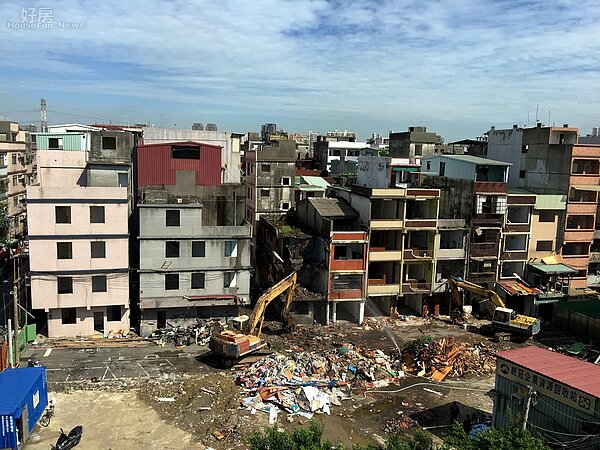 永和大陳義胞社區都更案2015/8/15進行之拆除工程。1955年大陳島撤退前,中華民國政府成立「大陳地區反共義胞來台輔導委員會」,以台灣省省主席與內政部部長為召集人,統合所有的安置作業。大陳義胞來到台灣後,決定將大陳義胞分批安置在各縣市,其中台北縣選定地為中和鄉龜崙蘭溪洲今西側河濱新生地。該地區在1958年中、永和分治時,改隸新成立的永和鎮,即今新北市永和區。(新北市都更處提供)