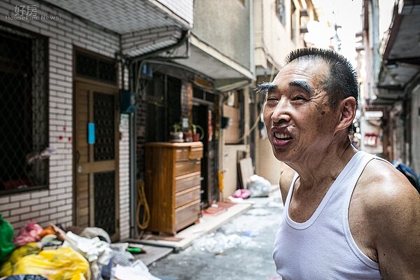 永和大陳義胞社區,為大陳島撤退居民在新北市永和區西北部的集中住宅區。大陳新村在經過五十多年的發展,各村因先天與後天的條件不同,發展情況各異,目前較完整的大陳新村主要為永和區的永和大陳義胞社區,目前也已完成更新計畫審議改建。2015/8/15進行拆除工程。大陳單元二拆除工程前夕居民清理家園 。(新北市都更處提供)