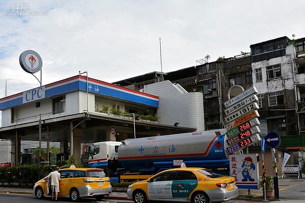 汽油一直是汽機車無法取代的動力燃料,油價波動將會影響民生甚大。(好房網News記者 陳韋帆/攝影)