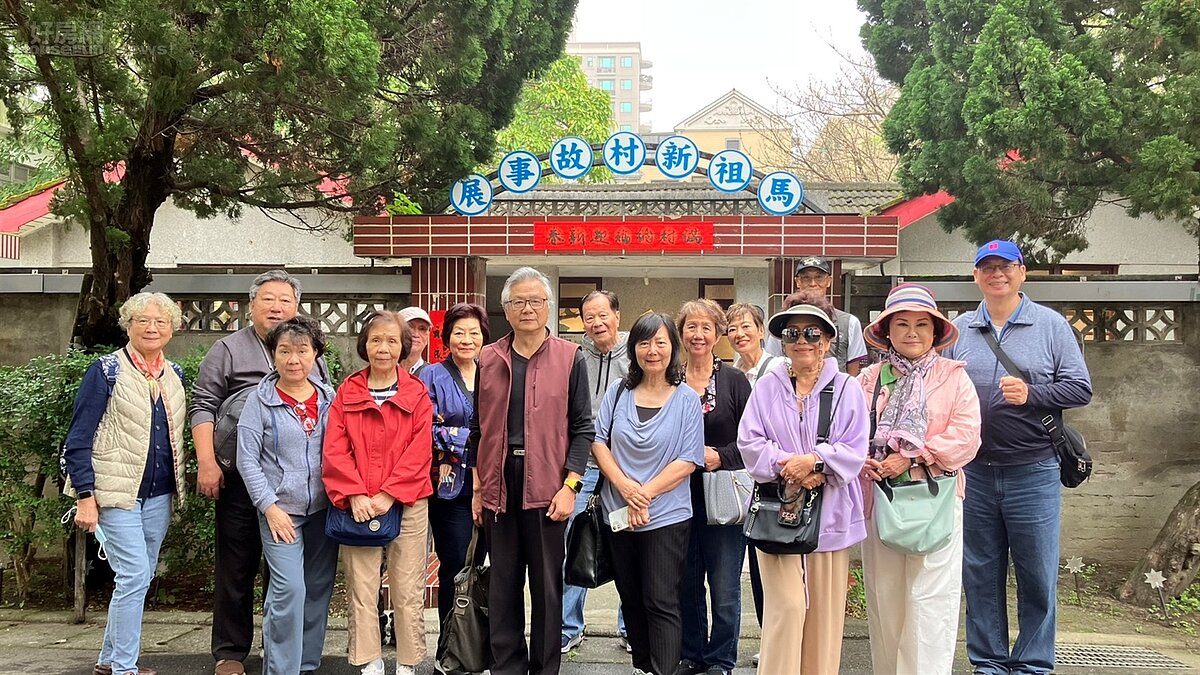 從馬祖新村到黃埔! 3天2夜全台眷村巡禮 全球眷村後代萬里跨鄉重逢 桃園馬祖新村團員合照。圖/好房網News記者王震濂攝影