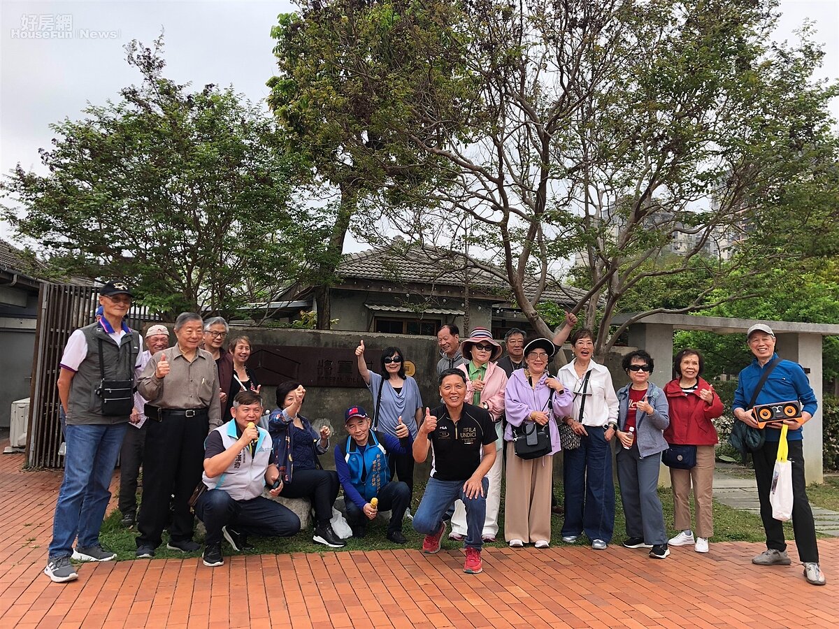 從馬祖新村到黃埔! 3天2夜全台眷村巡禮 全球眷村後代萬里跨鄉重逢 團員們參觀新竹將軍村大合照。圖/中華眷總海外歸國眷村文化旅遊團 提供