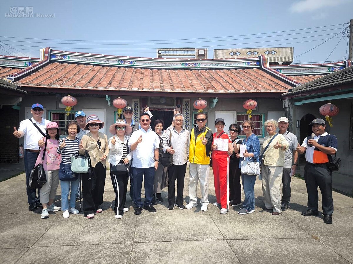 從馬祖新村到黃埔! 3天2夜全台眷村巡禮 全球眷村後代萬里跨鄉重逢 團員們參觀鄧麗君故居大合照。圖/中華眷總海外歸國眷村文化旅遊團 提供