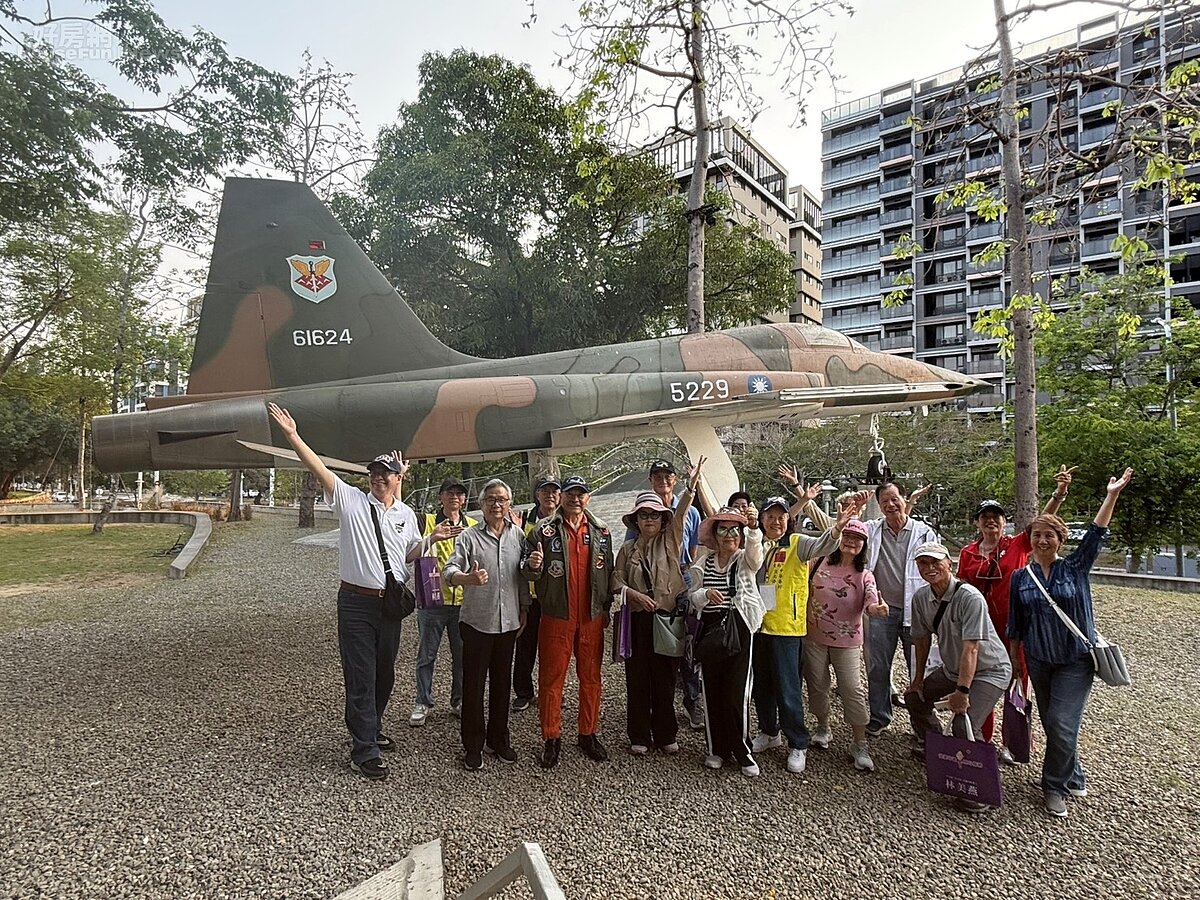 從馬祖新村到黃埔! 3天2夜全台眷村巡禮 全球眷村後代萬里跨鄉重逢 團員們參觀水交社文化園區,與理事長王映華與飛機合照。圖/海外歸國眷村文化旅遊團 提供