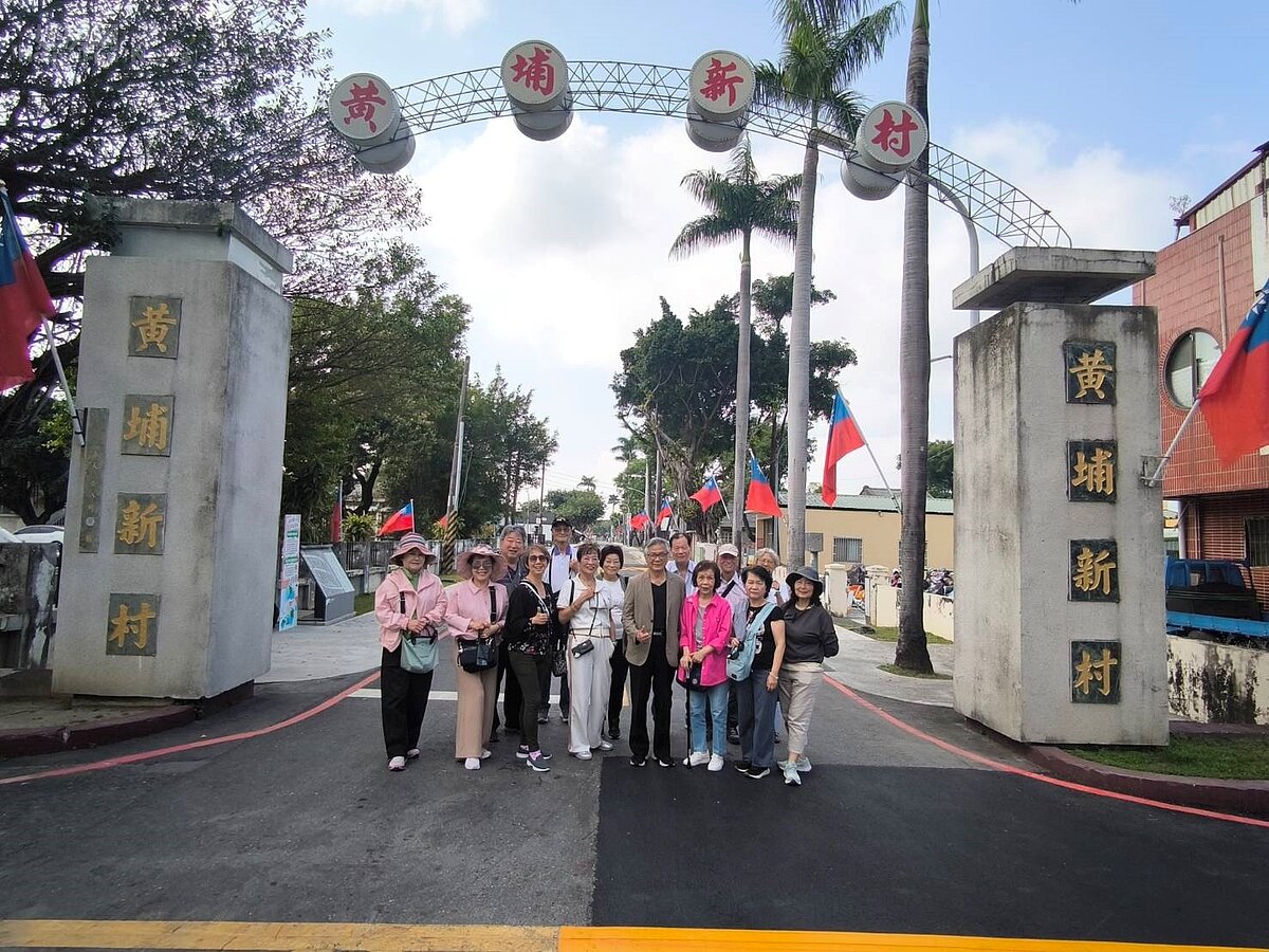 從馬祖新村到黃埔! 3天2夜全台眷村巡禮 全球眷村後代萬里跨鄉重逢 團員們參觀黃埔新村合照。圖/海外歸國眷村文化旅遊團 提供