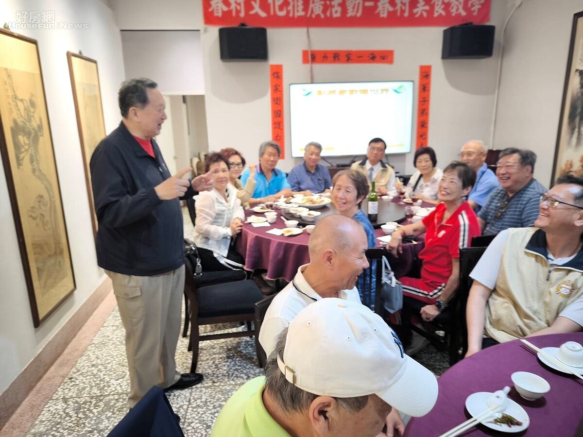 從馬祖新村到黃埔! 3天2夜全台眷村巡禮 全球眷村後代萬里跨鄉重逢 團員們與特地南下的趙怡理事長共進晚餐。圖/海外歸國眷村文化旅遊團 提供