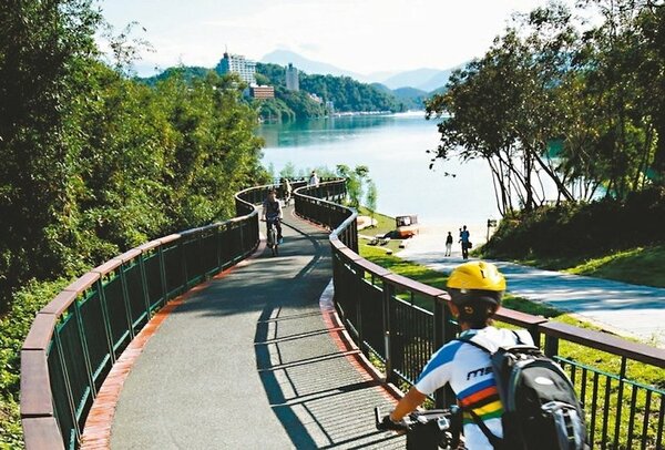 日月潭自行車道曾被國外媒體評選全球十大最美自行車路線、最佳觀光聖地。 （圖／日管處提供）