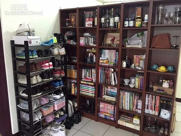 5.以開放式櫃子作為隔間,兼具收納功能。