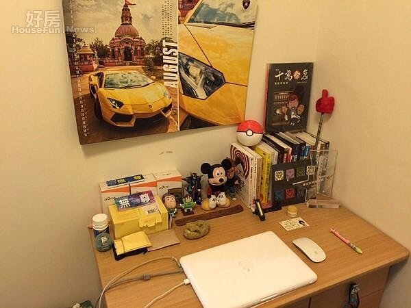 8.書桌也整理得有條不紊,還擺放可愛的公仔。