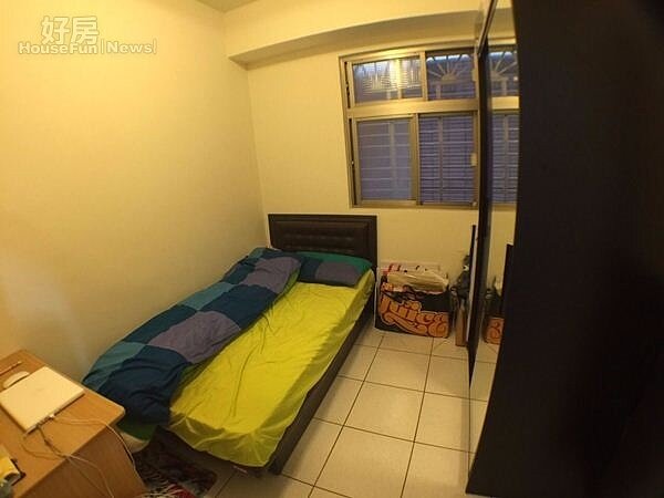 6.無尊的房間採用黃色燈光,看起來十分舒適。