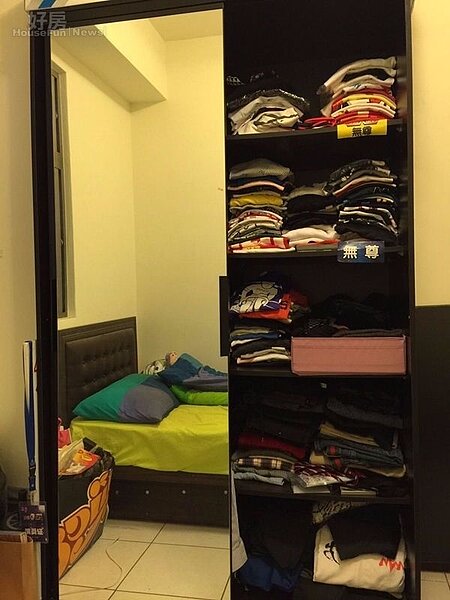 7.無尊笑稱自己有著近乎強迫症的龜毛,衣櫃裡的衣服全部整齊摺好。