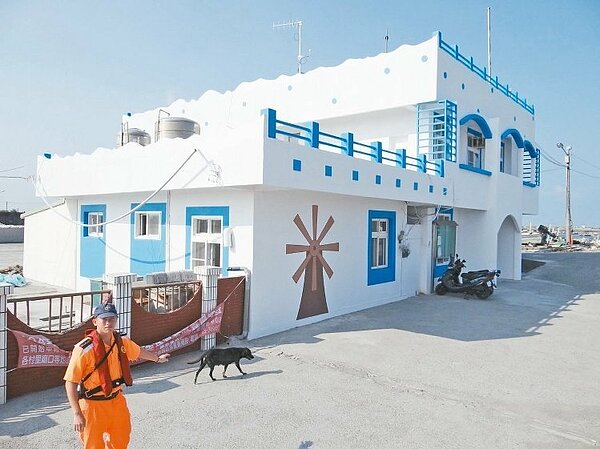 東石型厝漁港安檢,充滿濃濃南洋風,讓不少遊客誤以為是度假旅館。 (記者黃煌權/攝影)