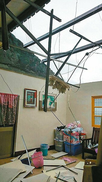 南投縣山區昨午後下起豪雨颳怪風,水里鄉民谷瑞豐家的鐵皮屋頂疑被龍捲風掀掉,只剩吊燈在空中搖搖欲墜。( 圖/谷瑞豐提供)