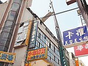 遮雨棚卡8樓　搖呀搖…急拆