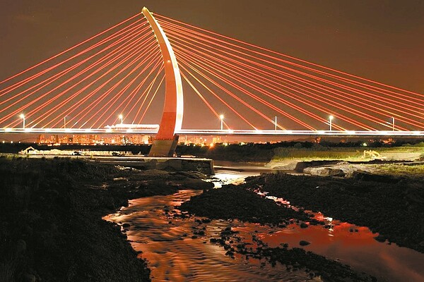 在中正大橋西邊處,鄰近竹北東海一帶取景,最能拍出中正大橋的美景。 圖/新竹縣政府提供