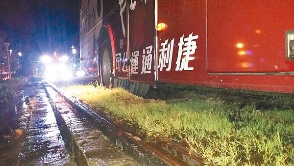 輕軌尚未上路，疑似標誌不明，15日晚間一輛遊覽車誤闖前鎮軌道區。 圖／本報資料照片
