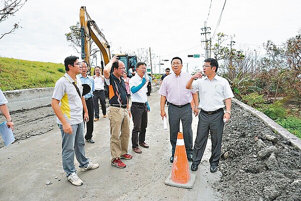 宜蘭市成功里河濱南路正在進行自來水管延管工程，立委陳歐珀(右2)、市長江聰淵(右1)等人昨天視察工程進度。 記者林縉明／攝影