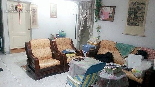 

3.客廳裡有著全實木製椅、印花桌布，牆上掛的則是山水捲畫，雖略顯老派，不過佳陵認為這才是家該有的模樣。