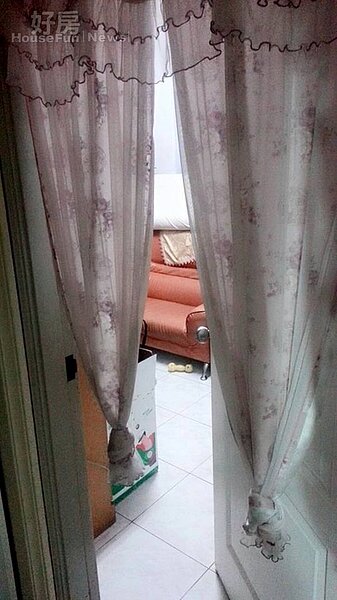 4.原本的一間臥室改為書房，現在搬進沙發與電腦，變成多功能的簡易娛樂空間。