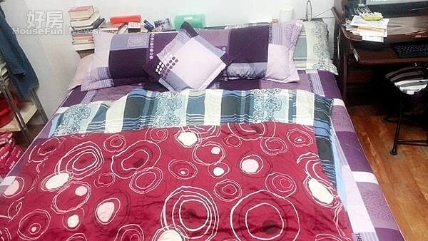 
6.雙人床不同花色圖案的床單、枕頭為媽媽精心搭配的，喜愛閱讀的佳陵也習慣在床頭擺滿書本。