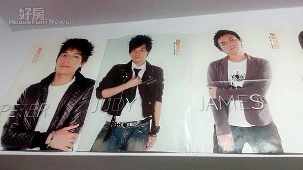 
7.佳陵自認骨子裡有追星魂，房間牆面貼滿當年瘋星光大道第一屆時歌手的小海報。