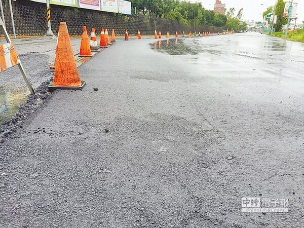 嘉義市啟明路部分路段於雨天中鋪設瀝青，議員質疑市府的道路施工品質，刨除後又重鋪，浪費公帑。（蔡永泉議員提供）
