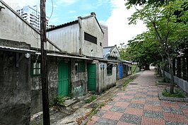 四四南村是政府當年安頓由大陸轉進來台的四四兵工廠員工與眷屬。矮矮的平房對照周遭高聳的豪宅有著強烈的對比。