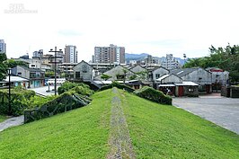 高低彼落的四四南村部分遺跡，以建材來算已經算是第三代。狹小的屋內空間與巷弄，是大時代無奈的縮影。