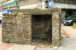 在反共抗俄的那個年代，哪時會打仗也不清楚，因此屋舍周邊設立了機槍堡，經過多年後還完整保留著，見證了那些年的肅殺歷史。