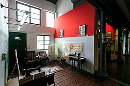 文物館內以工作、教育以及生活等幾個項目，有著簡單的用品展示與說明。