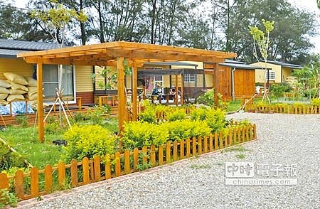 監察委員日前至苗栗縣後龍鎮視察違反農地農用規範的農舍建案,苗栗縣府將自9月起強制拆除違建。(江詩筑攝)