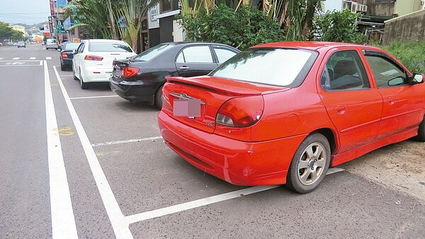 苗栗市公所完成路邊停車格編號，9月1日起收費，違規斜停會被開罰單。 記者范榮達／攝影