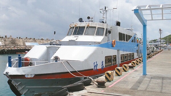 欣泰號因螺旋槳打到漂流木受損,要運往高雄造船廠上架維修。 記者蔣繼平/攝影