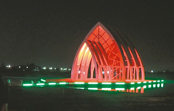 台南市北門水晶教堂明天七夕與之後每周五、六夜間將點燈讓遊客參觀。 記者周宗禎/攝影