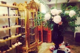 照片中的金色櫃子來自「56deco」，仿舊感營造出法國浪漫的復古風，金色色系打造出貴氣感。