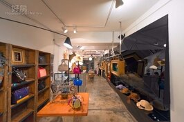店內目測坪數大約15坪，裝潢與擺設走復古法式風情。