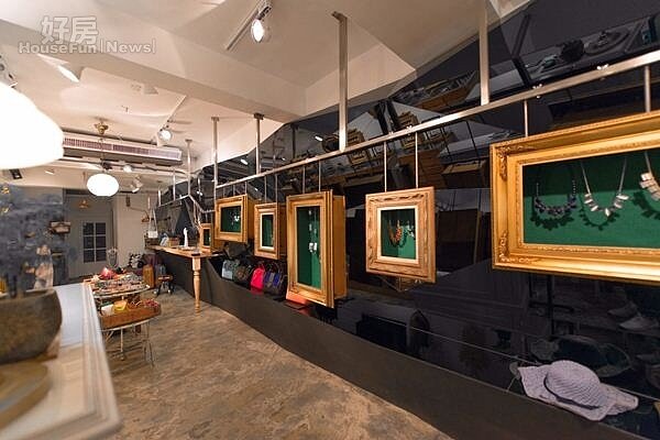 6.飾品或高跟鞋擺設在畫框中,讓人逛店的時候好像在看畫一樣欣賞飾品!