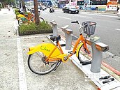 YouBike車位加導引槽　遭批醜