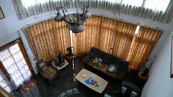 4.挑高的客廳採混搭風。