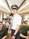 酷似張孝全網路瘋傳　帥氣列車長嚇到