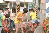 颱風掃彰化校園　斷枝落葉無處去