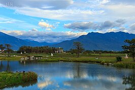 清晨的雲朵與山影倒映於池塘中，十分的美麗。