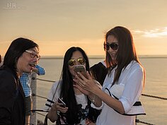 不愧是名模女神，十一點多才睡，三點多就起床，名模陳思璇的氣色依舊神采奕奕。
